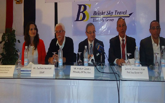   مصر اليوم - زعزوع يعقد اجتماعًا موسَّعًا لمناقشة تسهيلات الحصول على تأشيرة الدُّخول